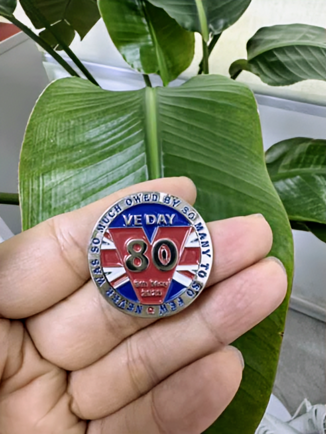NEW VE DAY 80TH ANNIVERSARY PIN BADGE "25"
