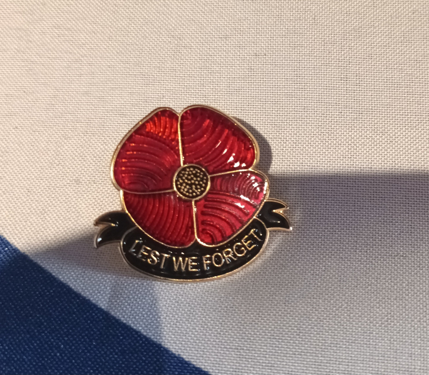 Lest we forget pin badge