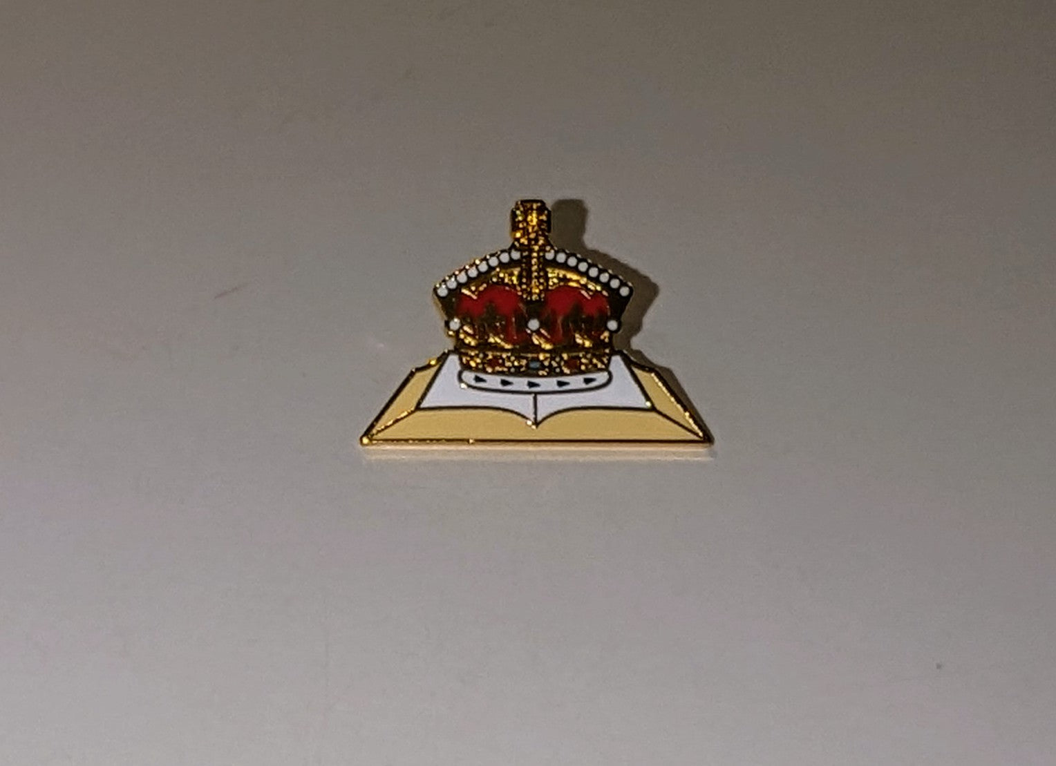 Bible & crown pin badge – Wee Spot In Ulster